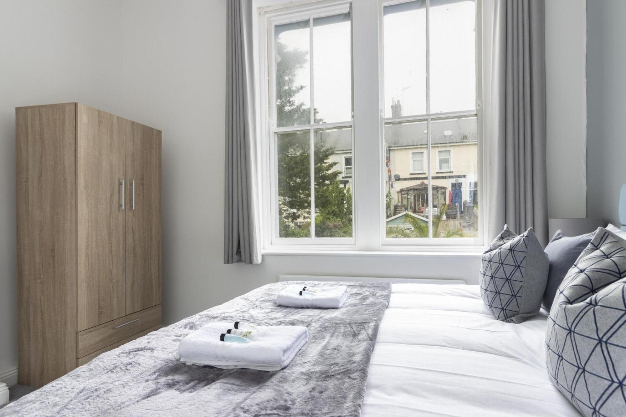 Appartamento Alexandra - Large 3 Bed Perfect For Contractors, Free Parking, Fast Wifi And Great Value! Plymouth Esterno foto